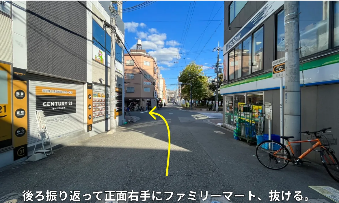 JR玉造駅から中本院までの経路写真。後ろを振り返って正面右手にファミリーマートを抜ける